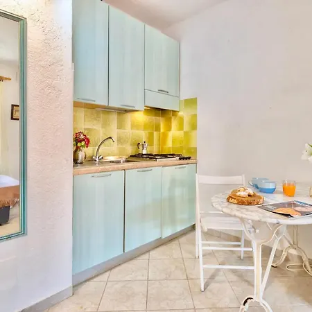 2 Beds With Air Conditioning And Private Veranda In Marinella Just 250 Mt From The Sea 아파트 골푸아랑시